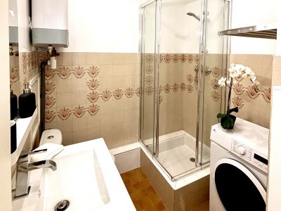 Une salle de douche avec wc et lave linge