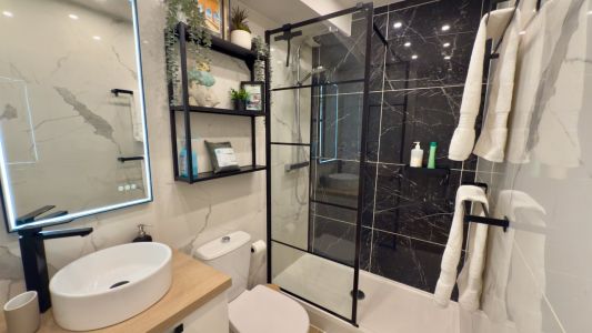 Italian shower room with washbasin