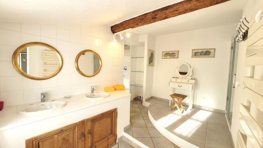 Salle d'eau contiguë avec la chambre du bas