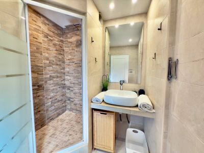 Salle de douche et lavabo