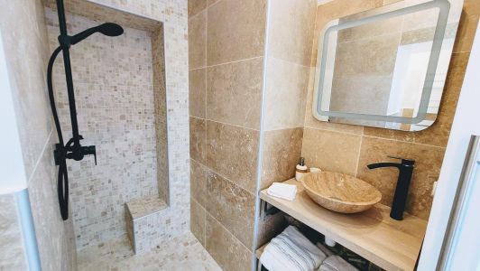 Salle d'eau contiguë avec la chambre du bas