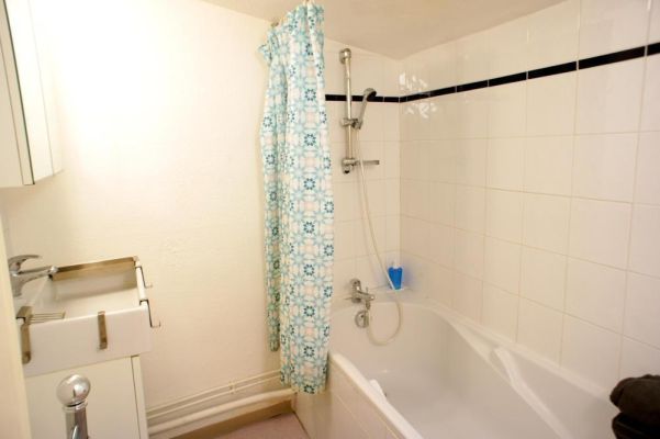Salle de bains avec baignoire meublé digne les bains