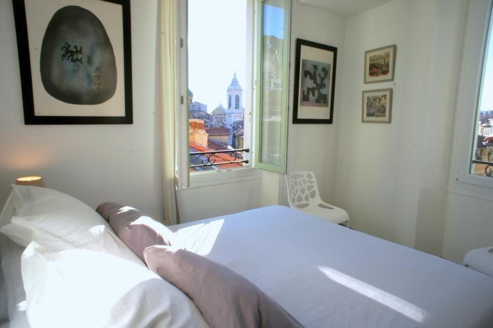 Double room with view on old town nice